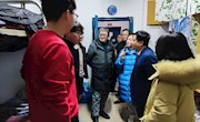 学院领导走访宿舍看望返校生